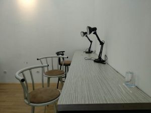 Duduklah disampingku, maka aku akan kenalkan duniaku, disini. Gambar diambil di Reneo Coworking spaces.