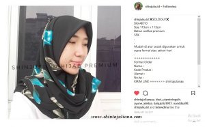 Mencoba peruntungan dengan berjualan jilbab. instagram akun @shinjuku.id