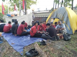 Hari ini, 19 Juli 2018, pekerja mendirikan tenda di halaman kantor Disnaker Jakut sejak senin kemarin. Mereka menuntut keadilan agar seluruh anggota SPC dapat kembali bekerja seperti semula dengan status pegawai tetap.