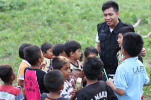 Anak-anak bersama relawan