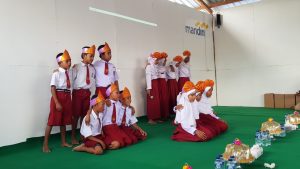 Adik-adik mempersembahkan lagu untuk Ibu Rini.