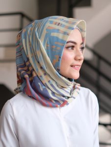 Jilbab segi empat andalan tampil cantik tanpa ribet