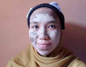 Nyobain The Body Shop Himalayan Charcoal Glow Mask