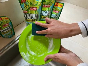 Mencuci piring lebih menyenangkan dengan EKonomi Power Liquid Higienis