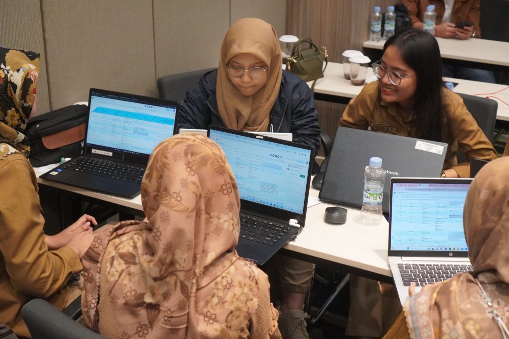 Tim digital agency bekerja menggunakan laptop