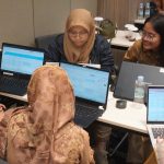 Tim digital agency bekerja menggunakan laptop